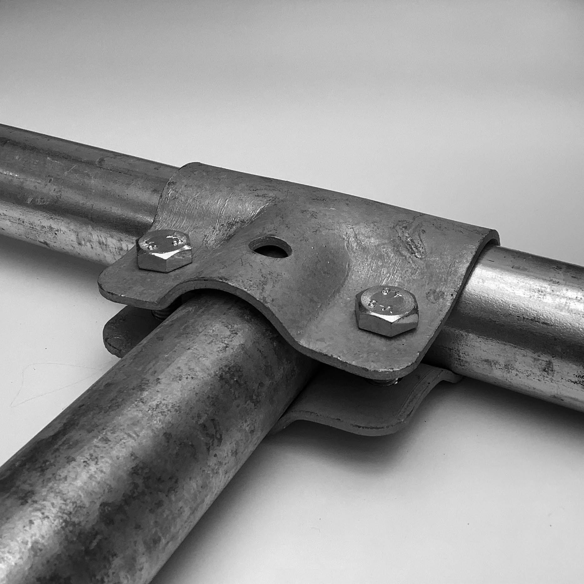 T-Verbinder lang 90°, 5/4"-5/4" (42.4 mm -42.4 mm), feuerverzinkt, Schrauben 3 x M10x30