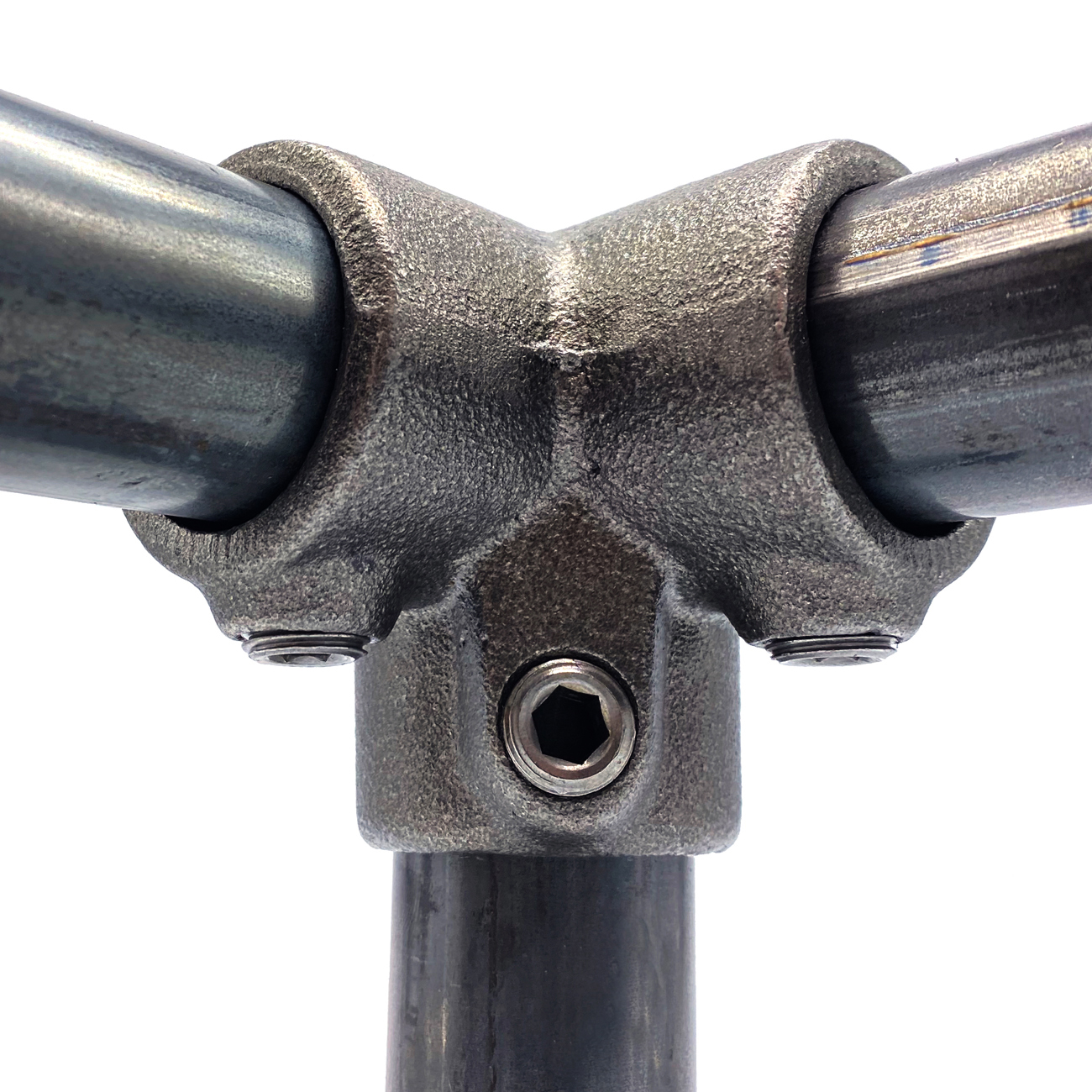 Dark grey, textured metal 3-way elbow. Securely connects three pipes at a 90° angle: two horizontally, one vertically downwards. Sturdy fitting with visible Allen screws, for 26.9 mm pipe diameter.