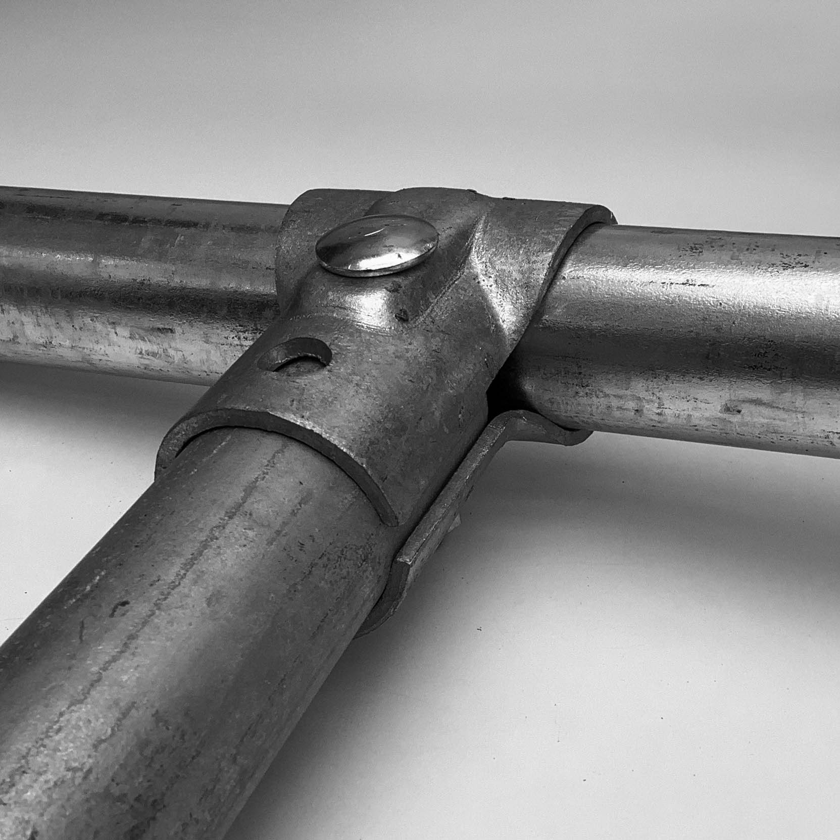 T-Verbinder 90°, Mischgrösse,  6/4"-3/4" (48.3 mm - 26.9 mm), feuerverzinkt, Schraube 1x M10x50